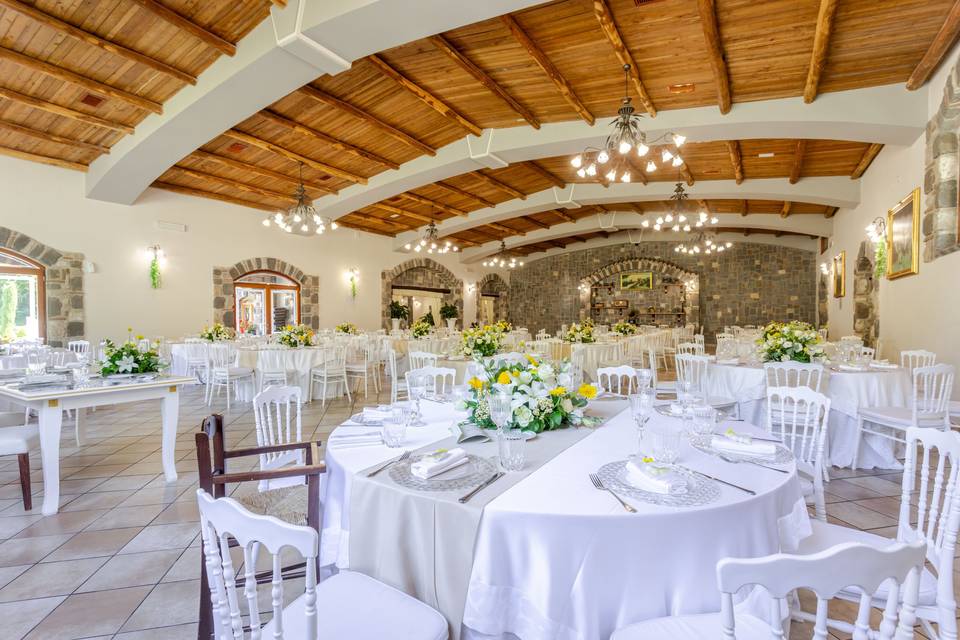 sala_banchetto_pietra_legno_giallo