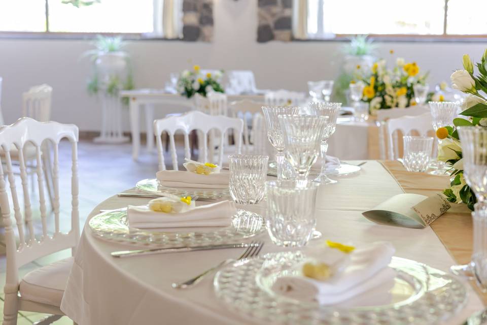 tavola_elegante_cristallo_fiori_bianchi