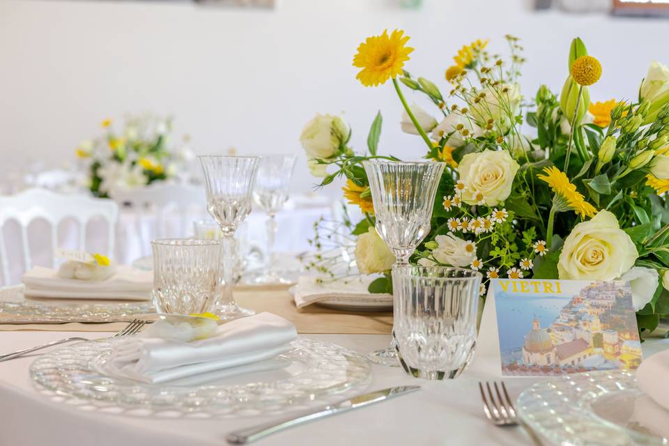 tavola_fiori_bianchi_gialli_vetro