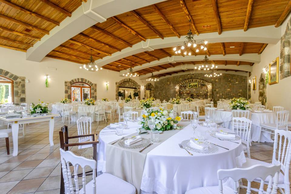 tavola_rotonda_fiori_bianchi_gialli