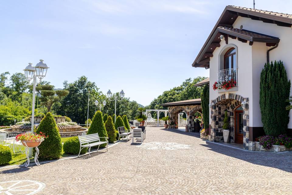 viale_pietra_illuminazione_bianca