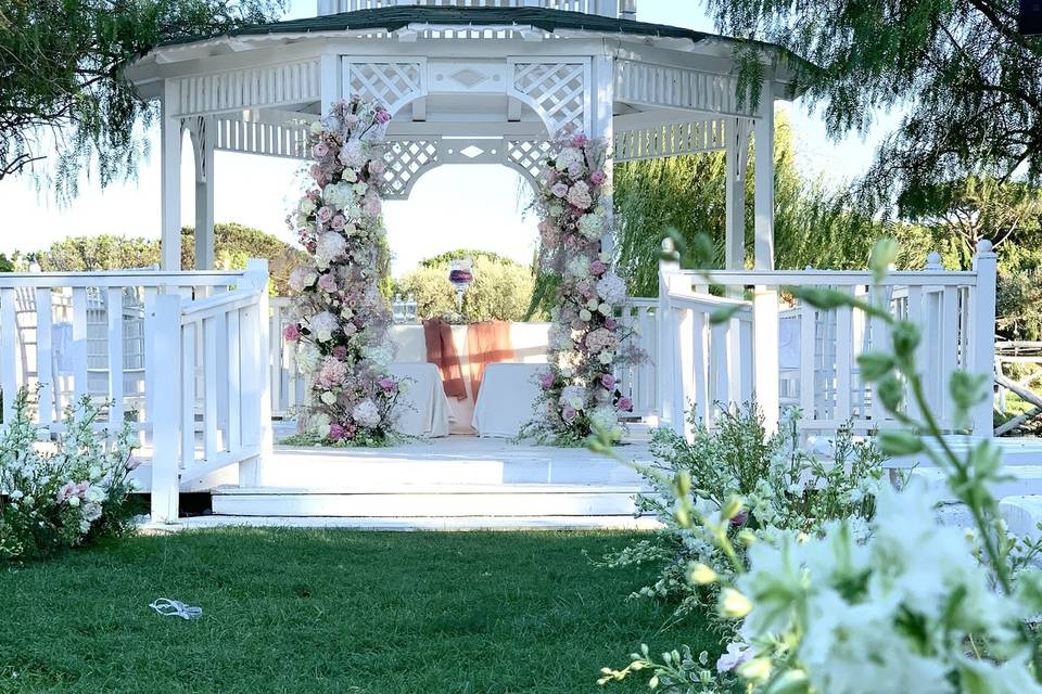 Arco Da Matrimonio Con Fiori Nel Cortile Fotografia Stock