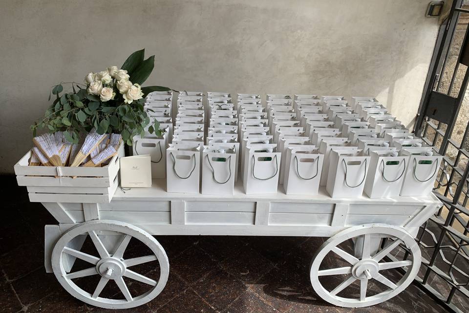 Wedding Bag su carretto bianco