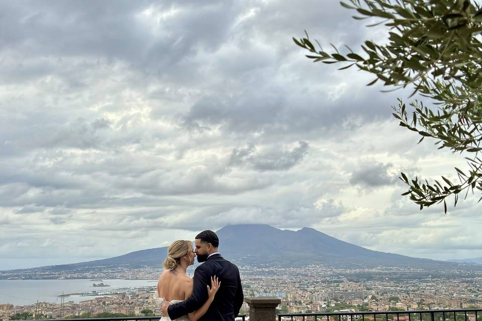 Come sfondo il Vesuvio