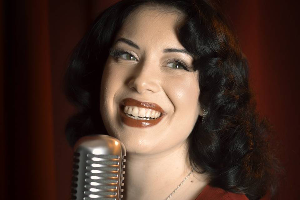 Sabrina con un look 1940