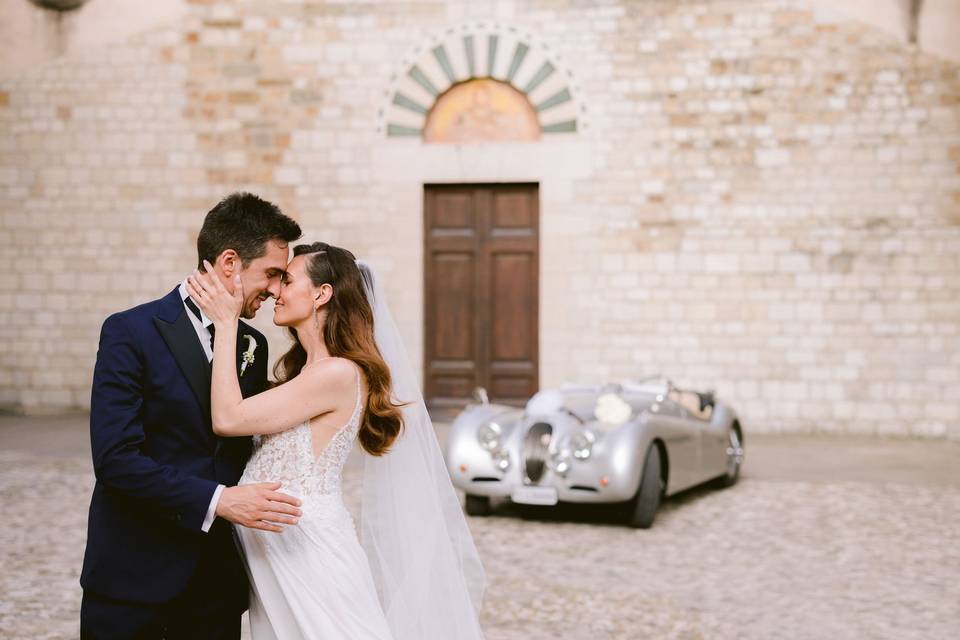 Ritratto sposi con auto