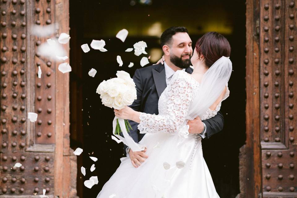 Uscita sposi con petali
