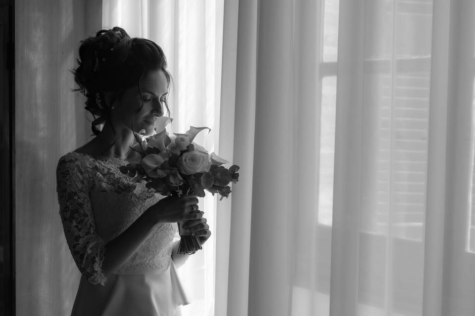 La sposa e il bouquet