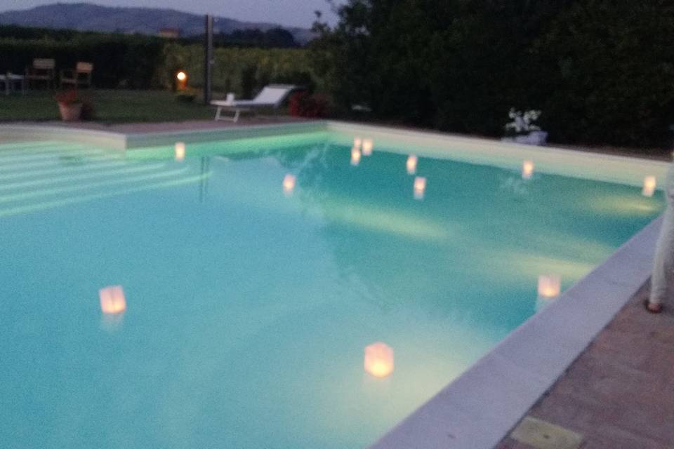 La piscina con le candele