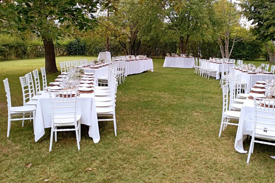 Allestimento cena in giardino