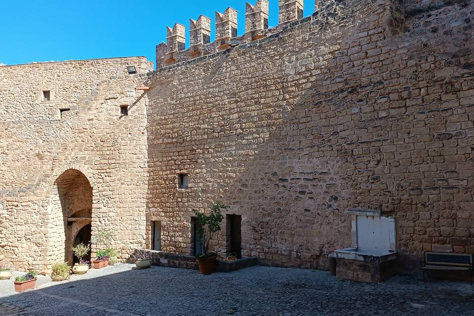 Atrio del Castello di Carini