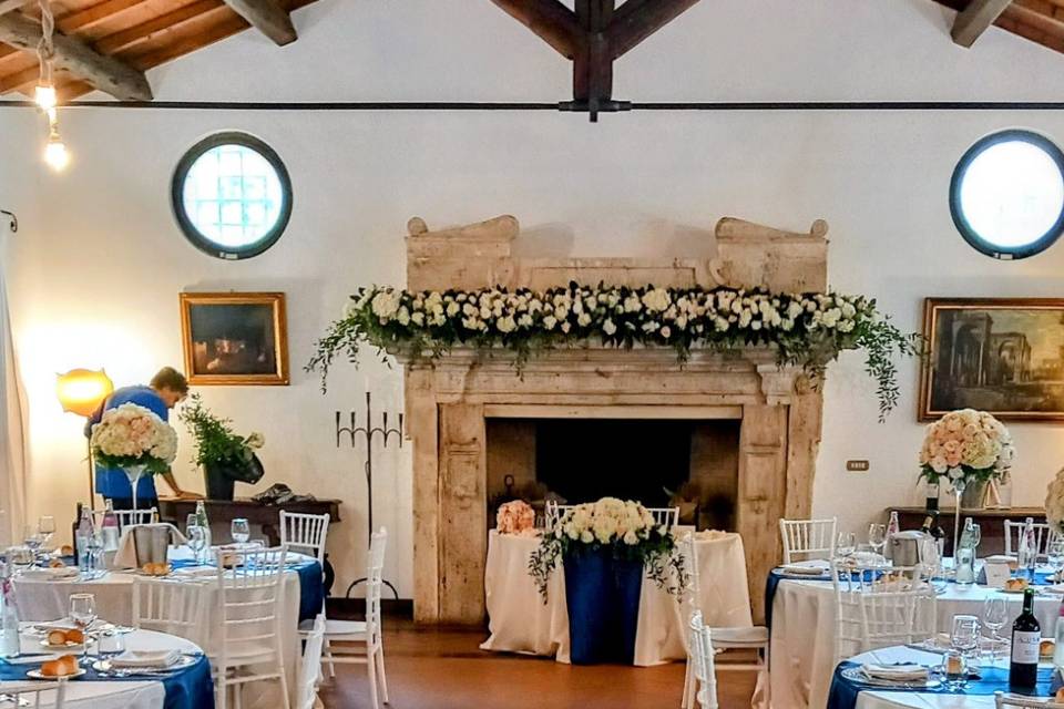 Sala con decoro al cammino