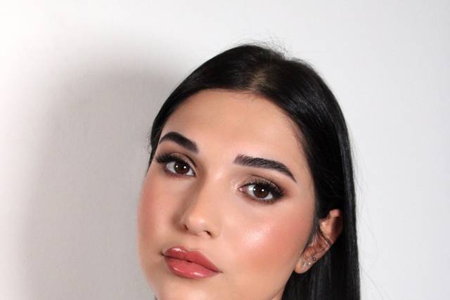 Glowy finish makeup