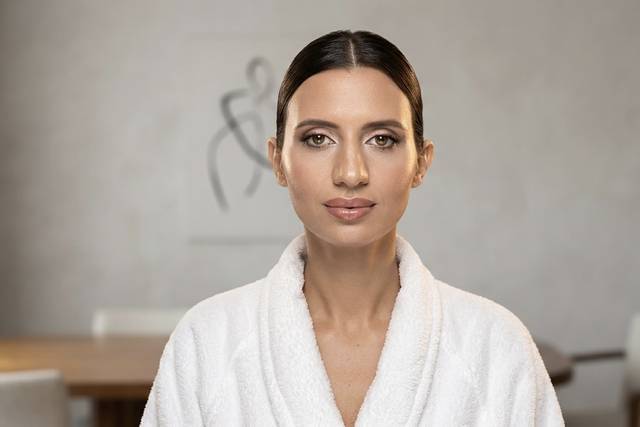 Minimal chic makeup