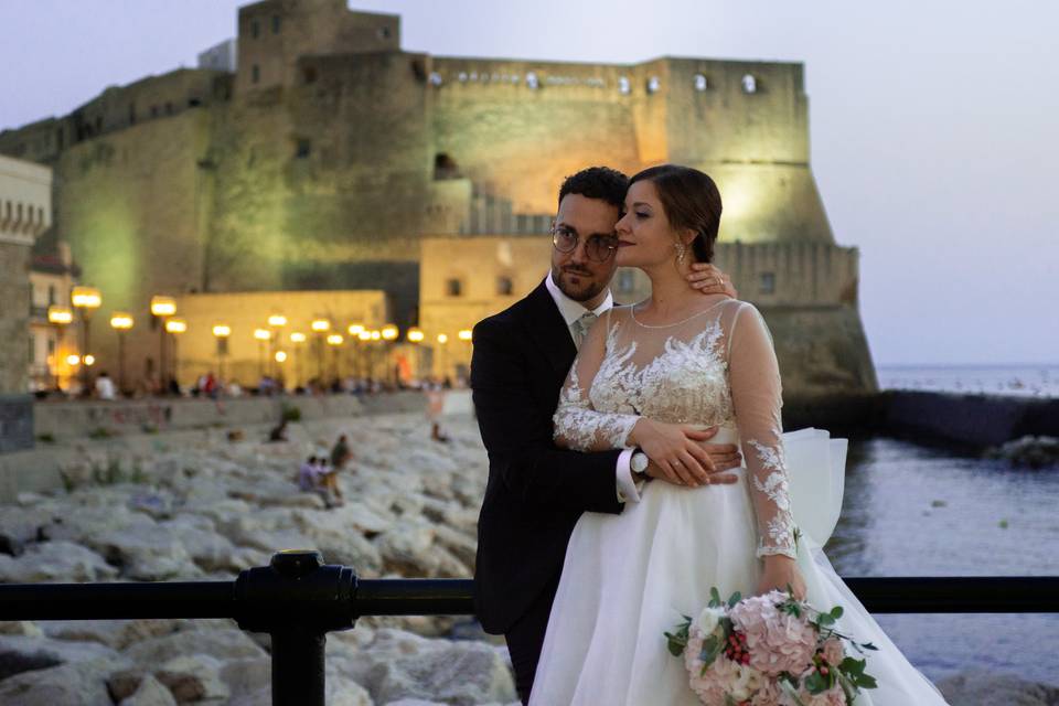 Coppia sposi lungo mare Napoli
