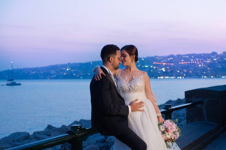 Coppia sposi lungo mare Napoli