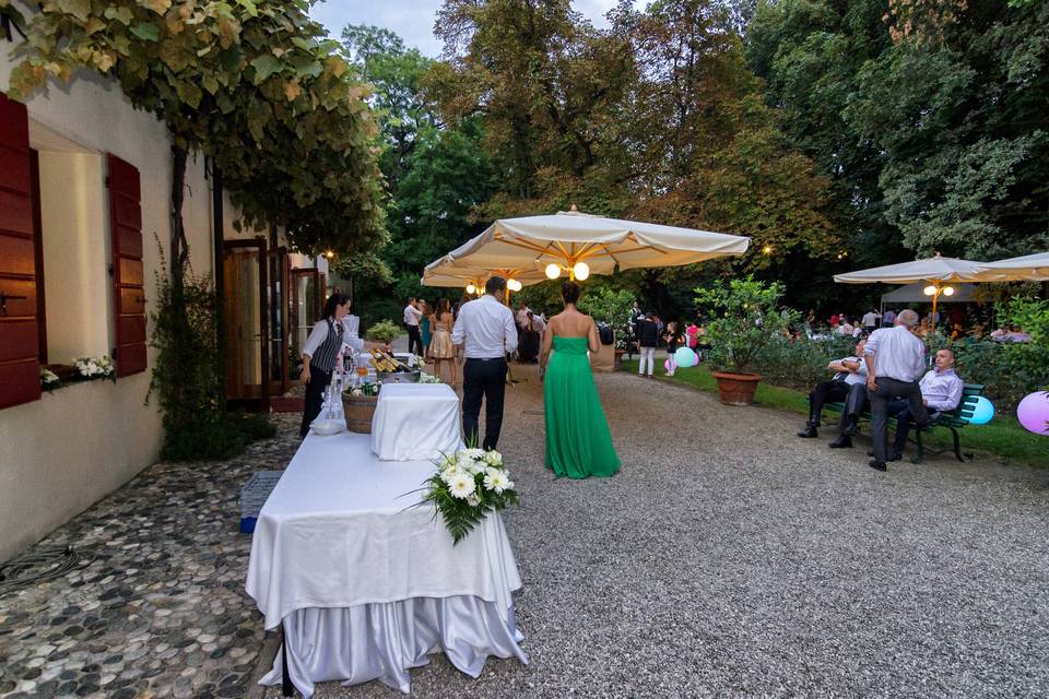 Aperitivo in giardino