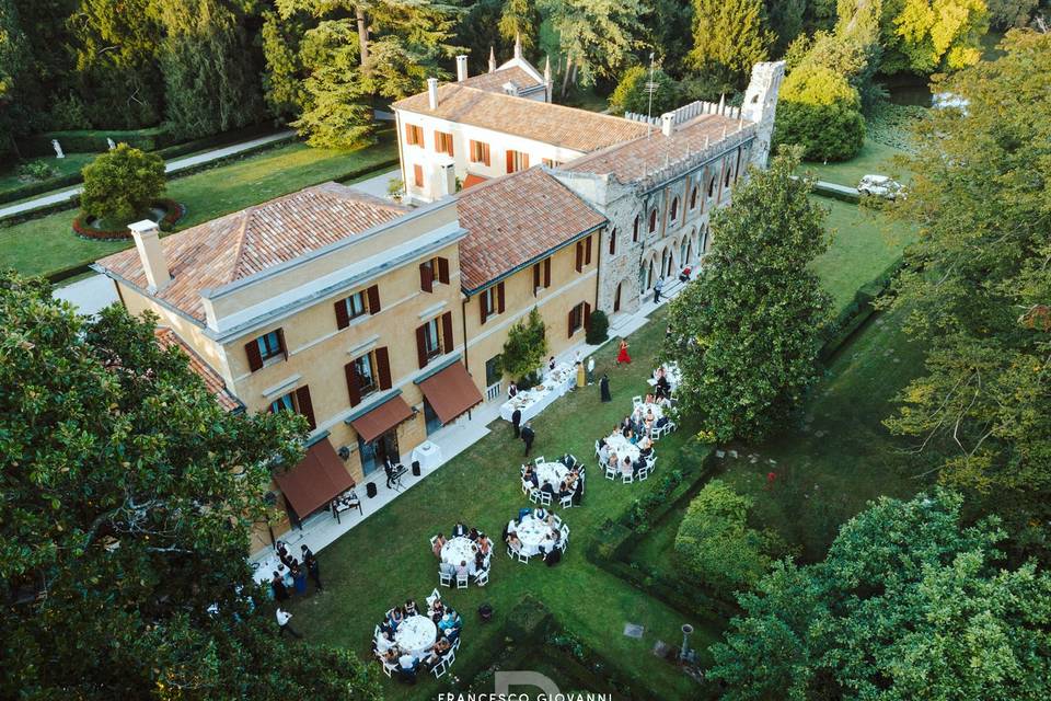 Aperitivo sul prato inglese