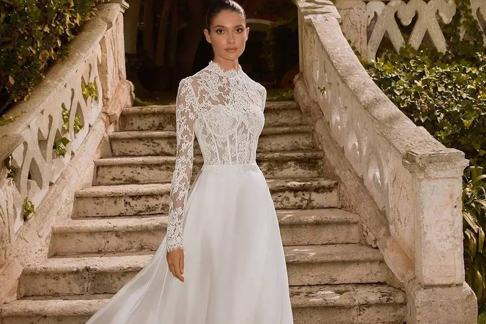Organza e pizzo collo alto