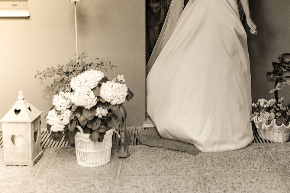 La sposa esce da casa