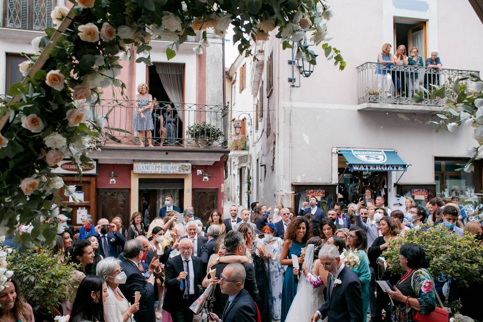 Reportage fuori chiesa