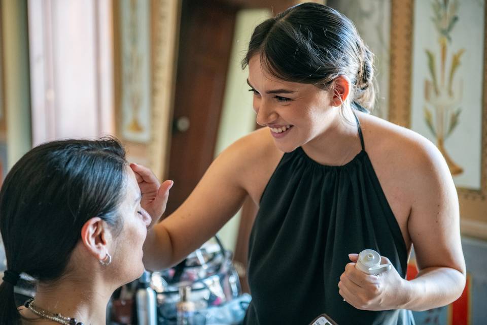 applicazione rossetto sposa sguardo alto