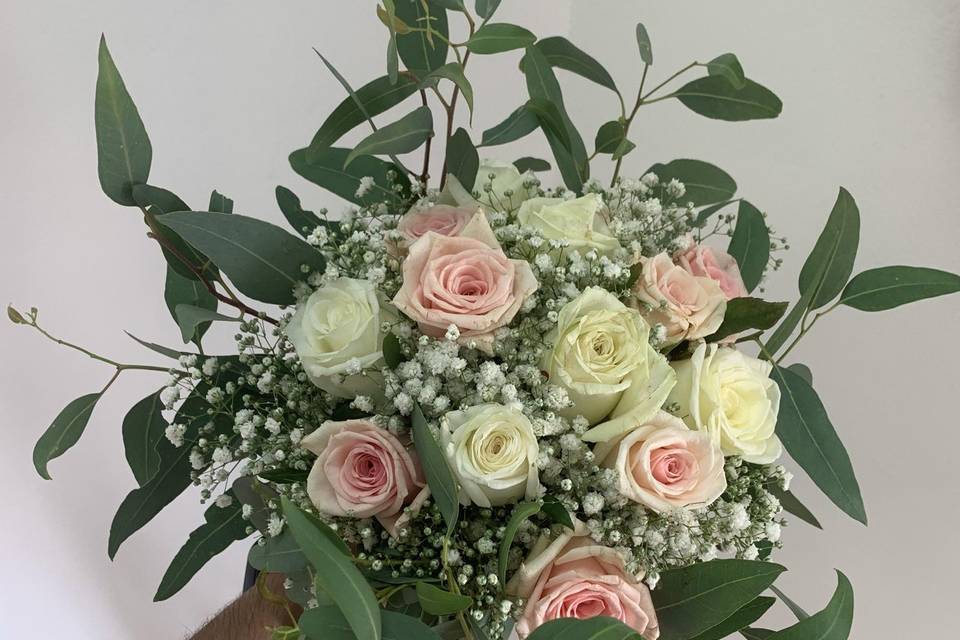 Bouquet scomposto rose bianche