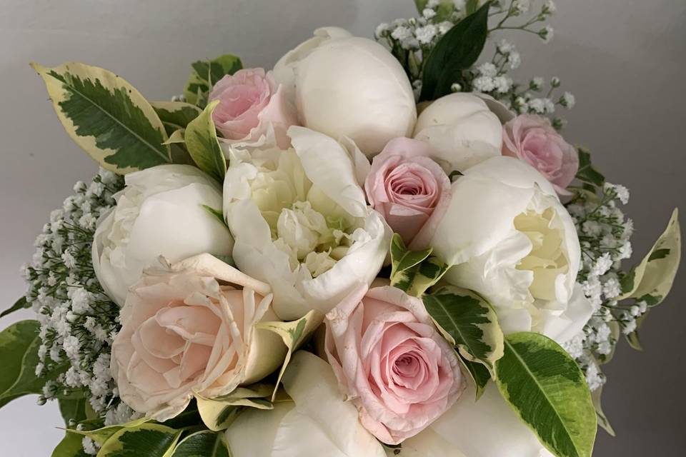 Bouquet ortensia bianca e rose