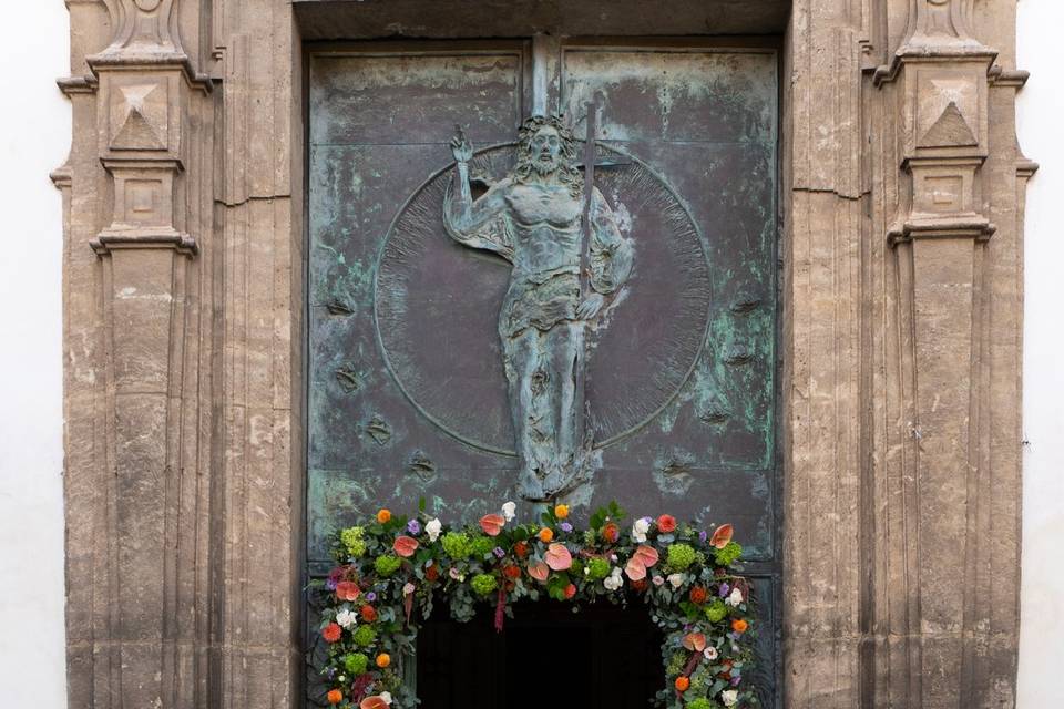 Ingresso chiesa arco floreale