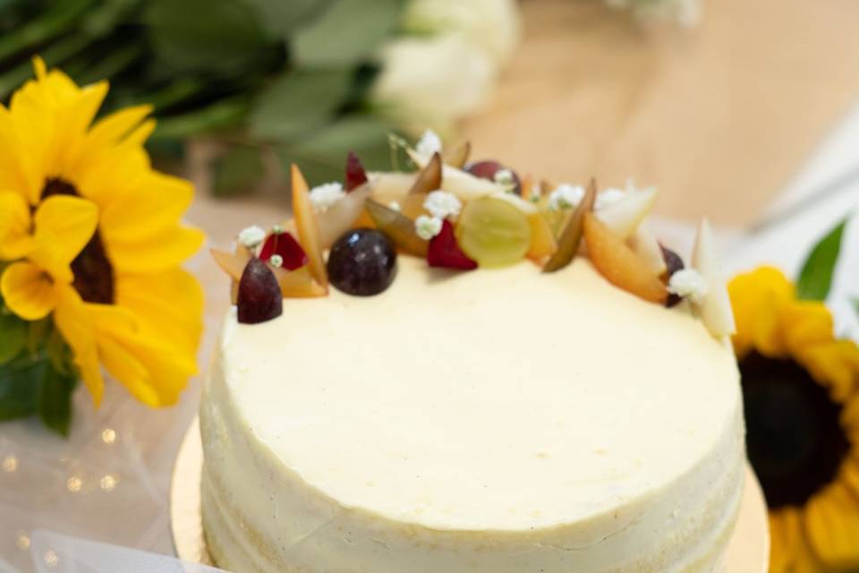 Pan di spagna, crema e frutta