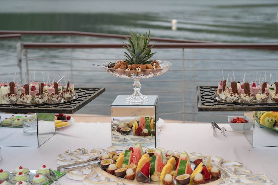 Un buffet in riva al lago