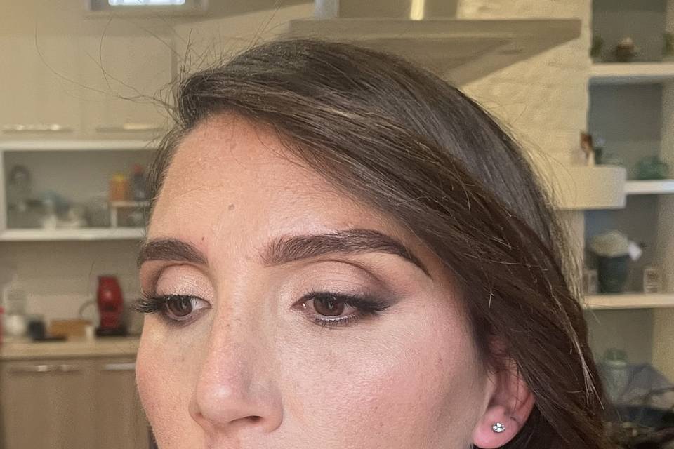 Soft diagonal makeup