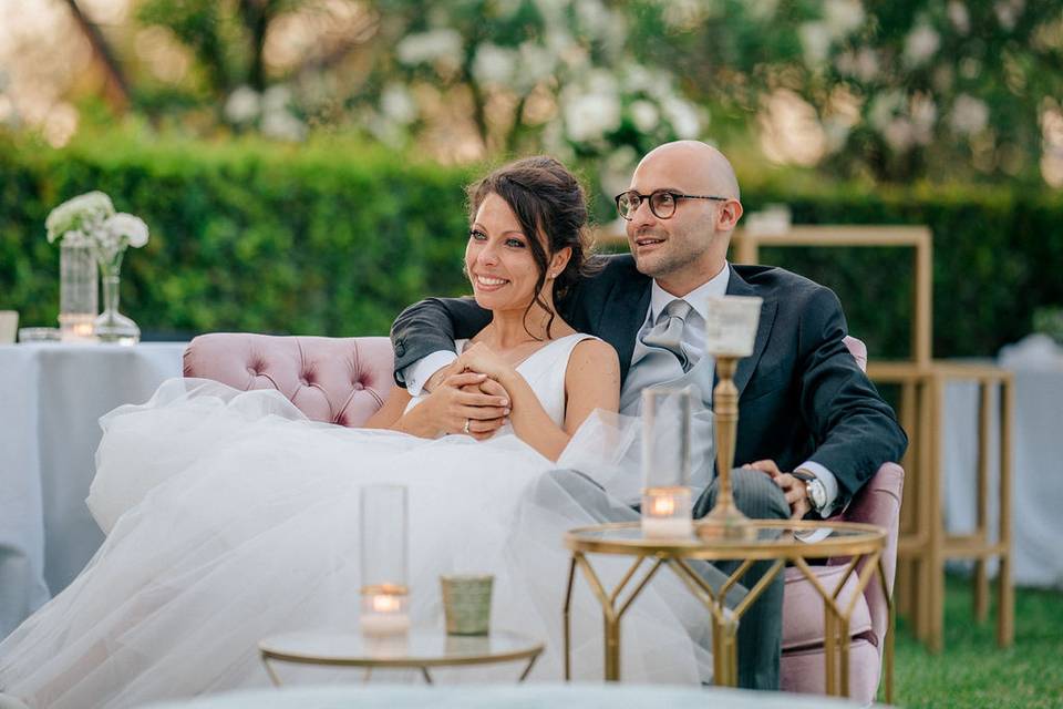 Bride and groom - pastel sofà