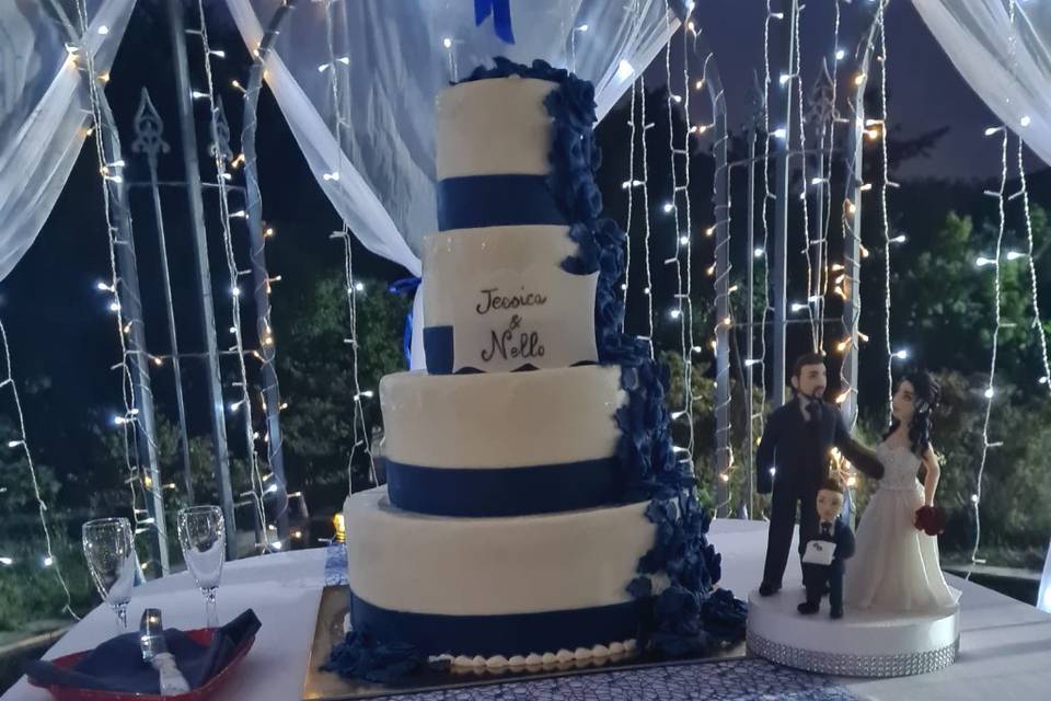 Torta con decorazioni blu