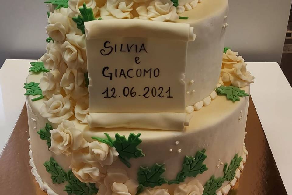 Wedding cake con rose bianche