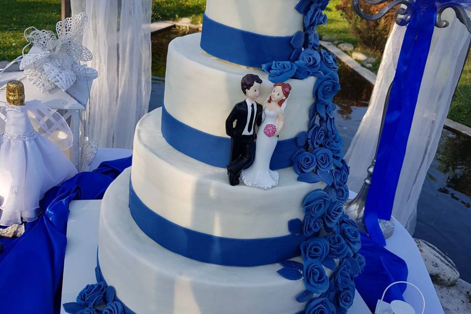 Wedding cake rose blu