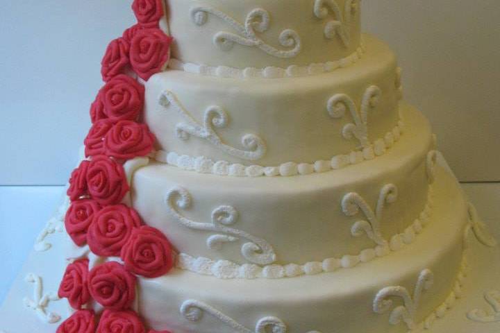 Wedding cake con rose rosse