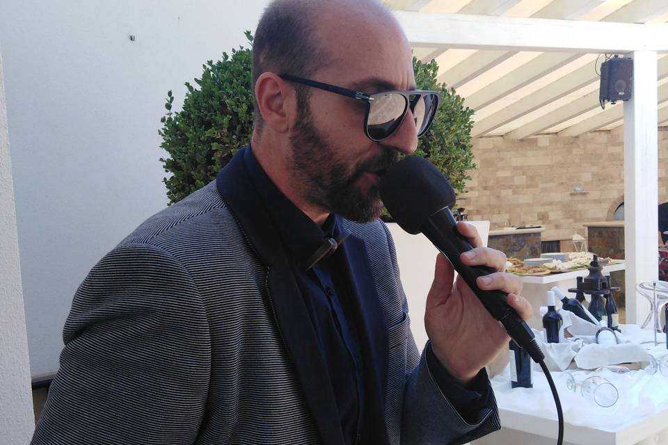 Dj che si esibisce all'aperitivo