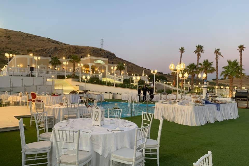 Cena in piscina al tramonto