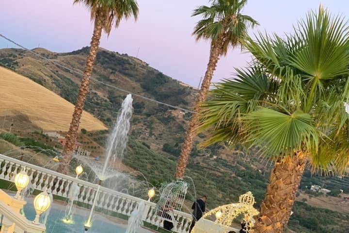 Cena in piscina al tramonto