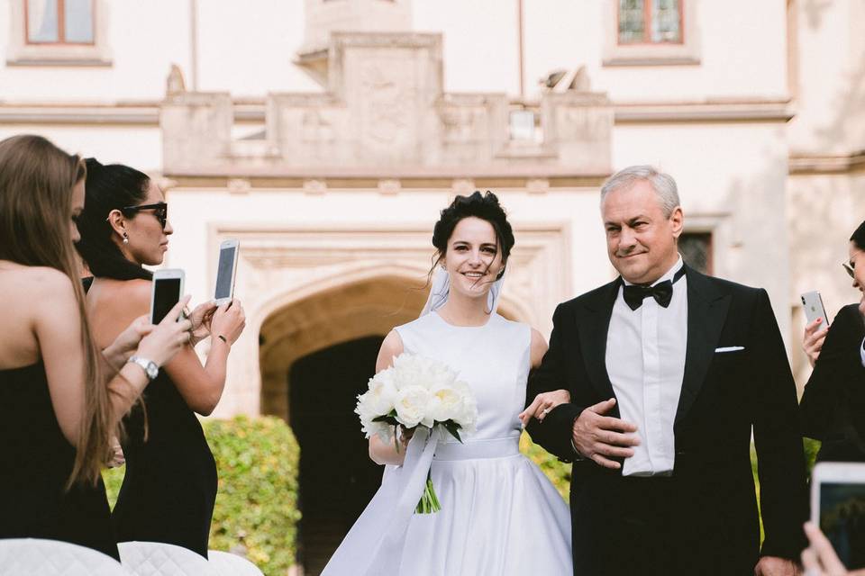 Sposa accompagnata dal papa'