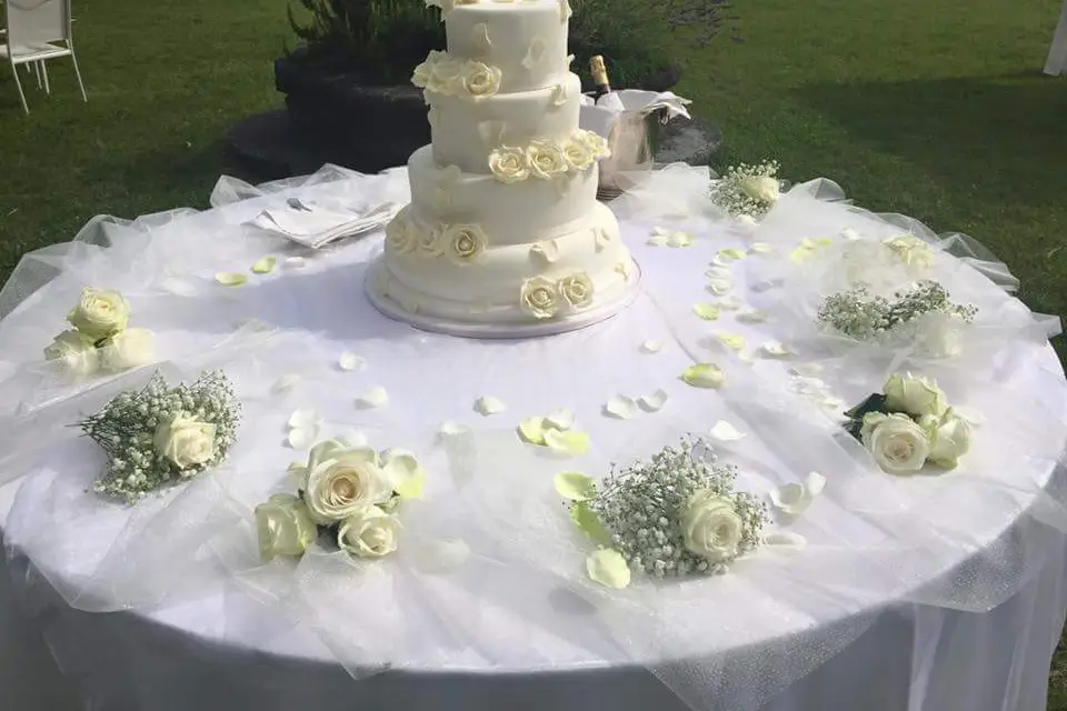 Pasticceria Chenal - Torta per un anniversario di matrimonio con cialda in  ostia personalizzata! #cake #annivesary #anniversario #nozzedidiamante💎  #fiori #panna #meringhe #sweet #dolce #pasticceria #torta