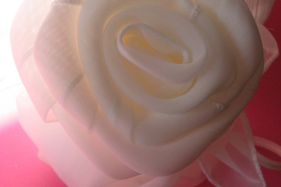 Rosa in organza porta confetti