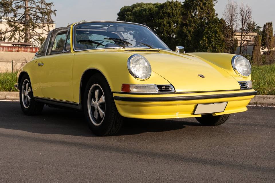 Porsche 911 2.4 S Targa gialla