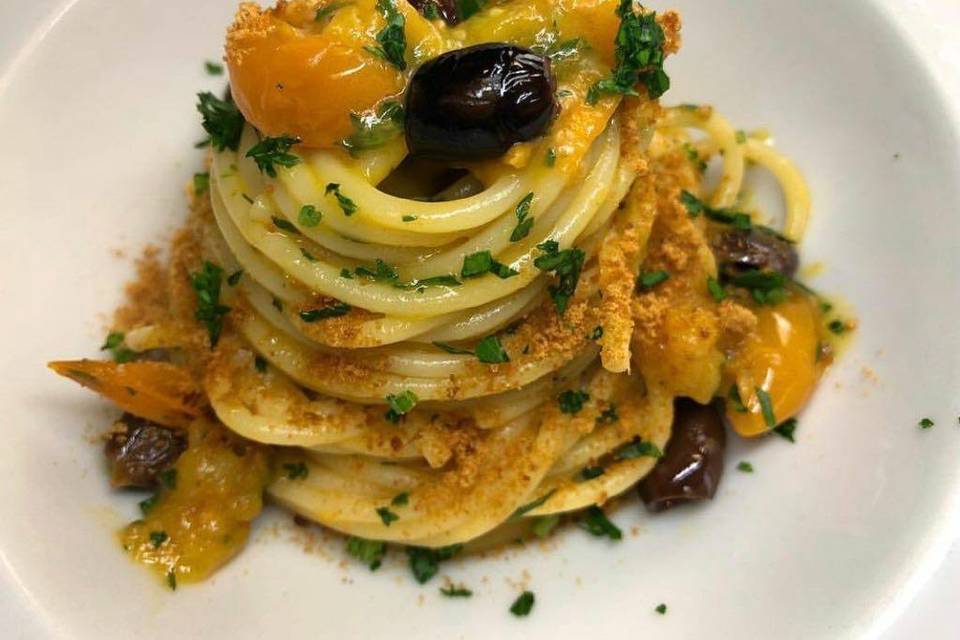 Spaghetti con bottarga olive