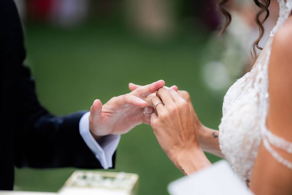 Matrimonio-sposi-fedi