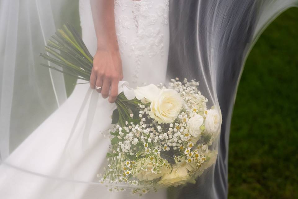 Matrimonio-sposi-fiori-velo