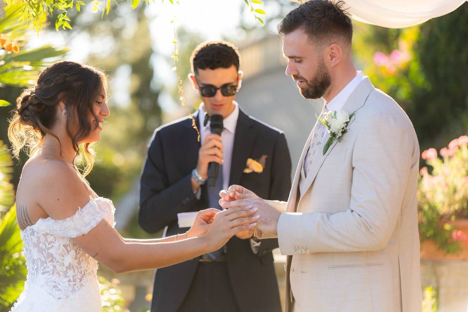 Matrimonio-sposi-fedi
