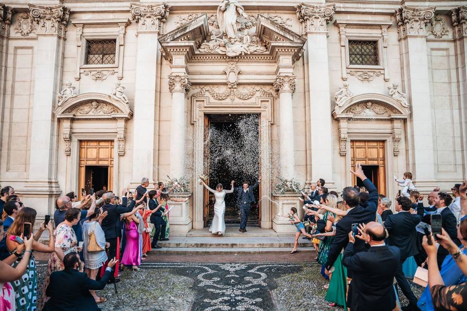 Matrimonio-sposi-chiesa-riso
