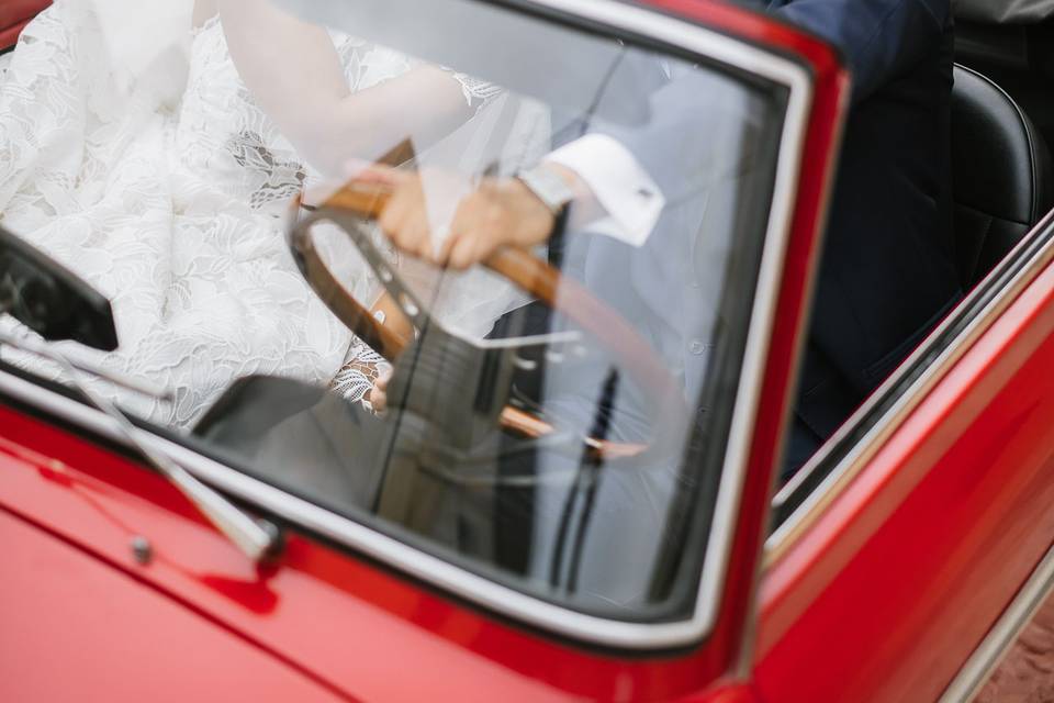Matrimonio-sposi-macchina